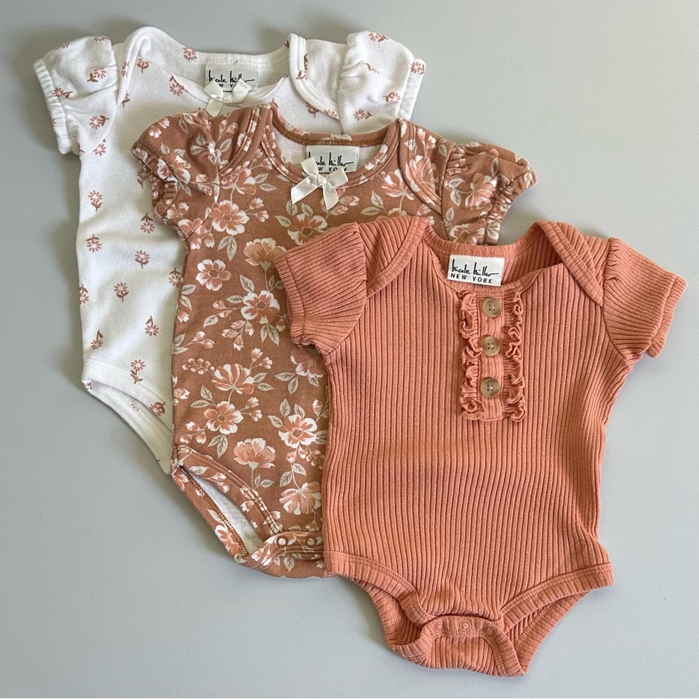 🚨Receive 30% off when you add 1 more $9 item🚨3 pcs. infant bodysuit 0-3 months